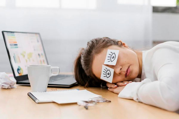 «Надо за этим пристально следить». Врач объяснил причины усталости осенью