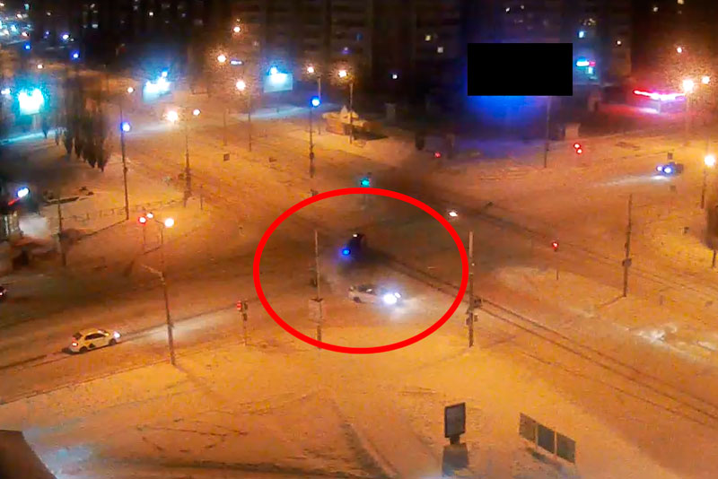 Две иномарки жестко столкнулись в Каменске на перекрестке улиц Суворова и Каменская. От удара одно из авто отлетело на десятки метров