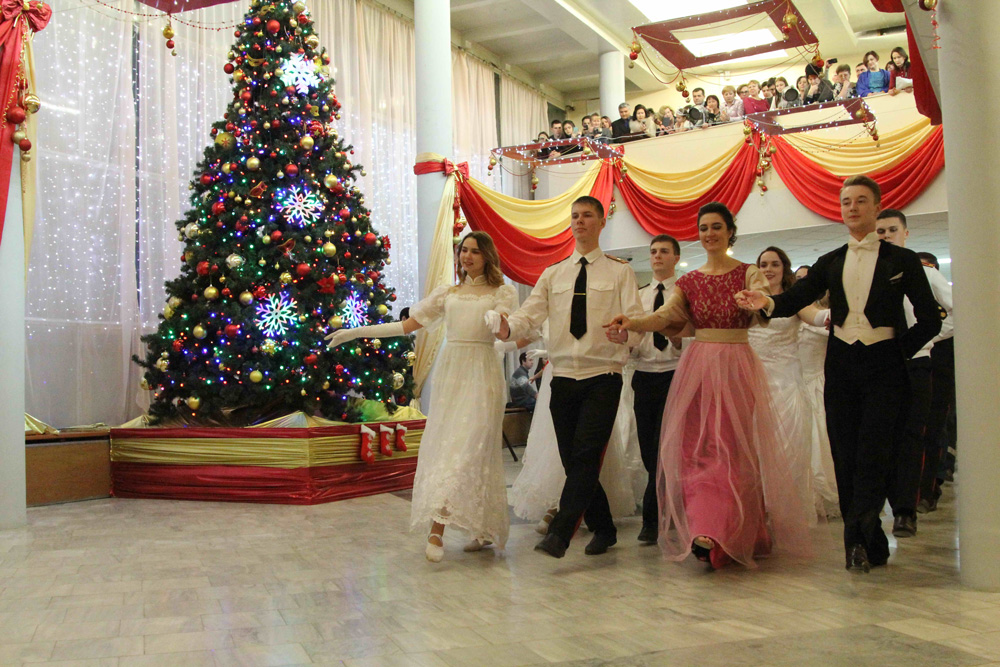 На «пушкинском» балу старшеклассников в Каменске-Уральском, кроме Онегина и Ленского появятся Русалка, Кот ученый, царь Гвидон, гусары...