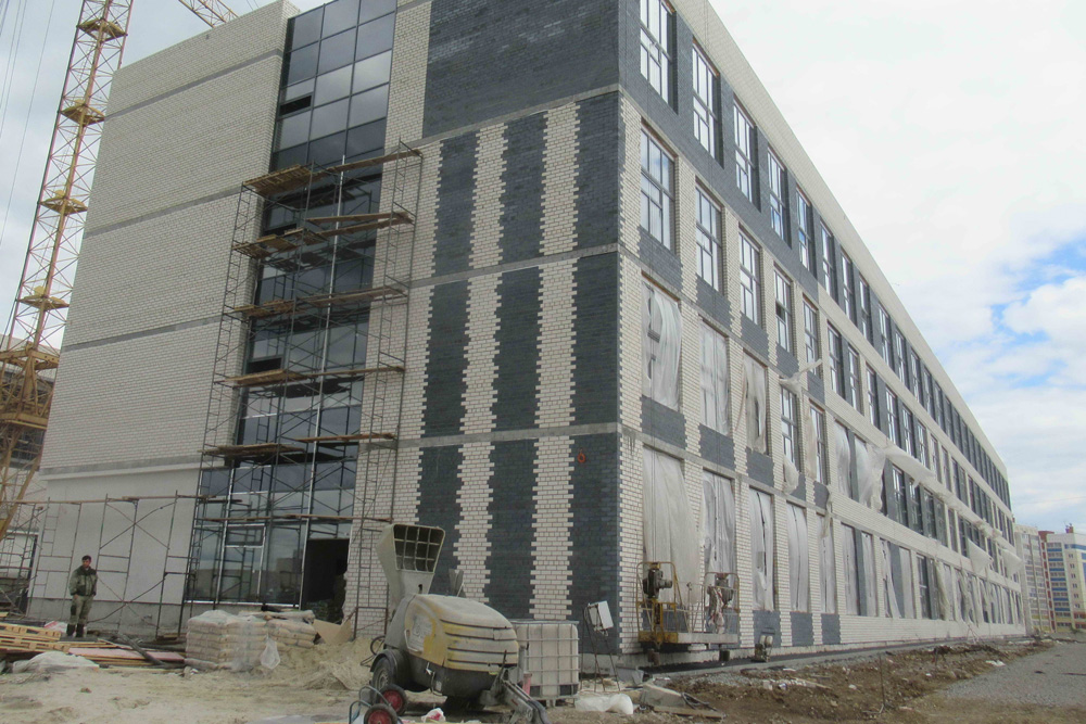 «Проблем здесь не вижу». Чиновник из областного Минстроя прогулялся по стройплощадке новой школы в микрорайоне Южный в Каменске-Уральском