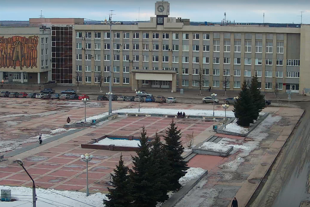 Чиновники Каменска потратят четверть миллиона на системы видеонаблюдения на здании мэрии, чтобы различать госномера и лица прохожих