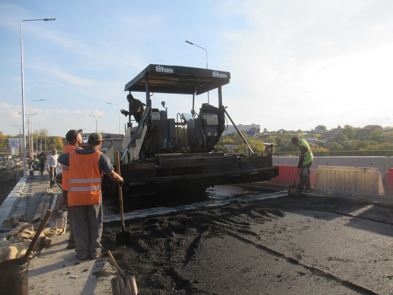Рабочие продолжают ремонт Байновского моста, а айтишники укладывают кабель-каналы для проводов провайдеров Каменска-Уральского