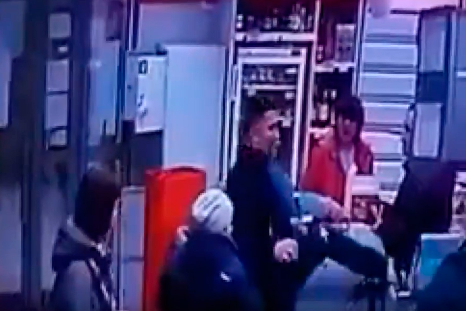 «А когда-то я с ним здоровалась». Дебош устроил парень в магазине в Каменске: матерился и вылил директору на голову детское питание