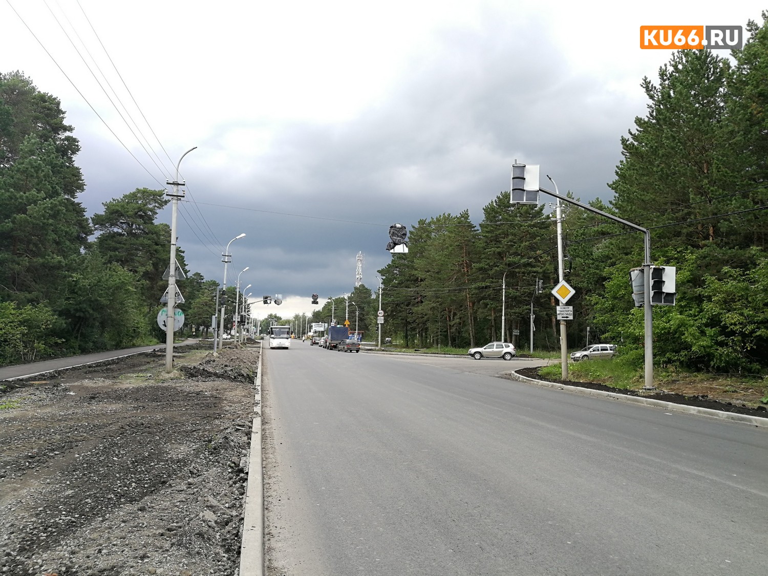 Светофор на улице Рябова в Каменске-Уральском заработает в сентябре. Перед запуском здесь должны доделать тротуары и нанести разметку