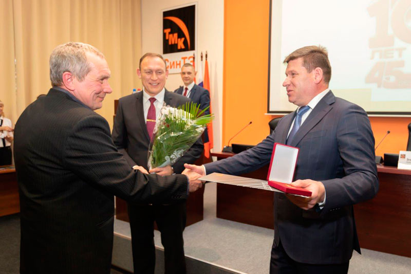 Работники предприятия, созданного на базе одного из цехов СинТЗ Каменска-Уральского, отметили десятилетку и получили ведомственные награды