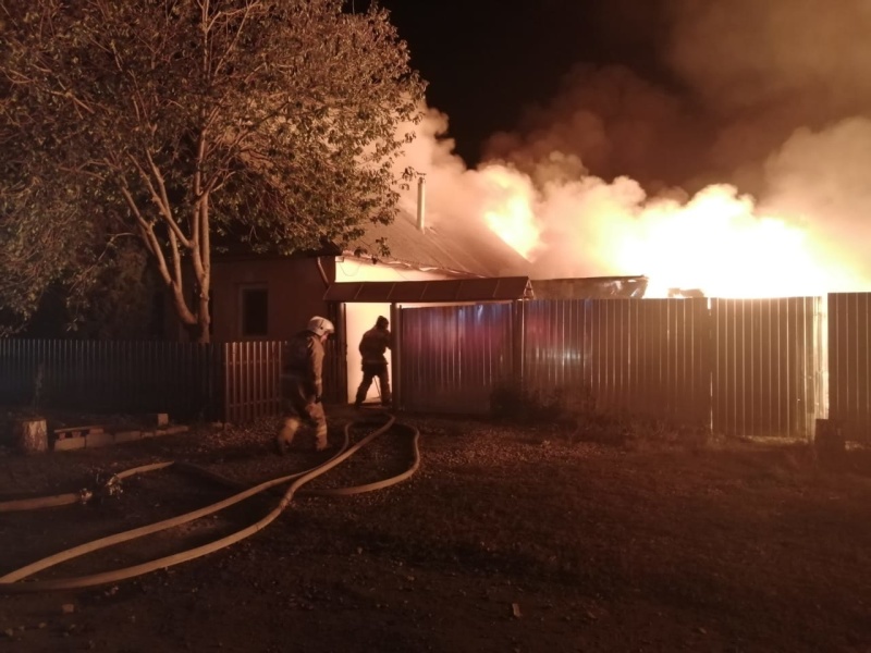 Ночью под Каменском-Уральским сгорели два дома, баня, гараж и автомобиль "ВАЗ-2107". Есть пострадавший