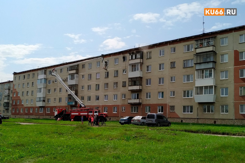 В Каменске-Уральском в пятиэтажке горела однокомнатная квартира. Один человек пострадал