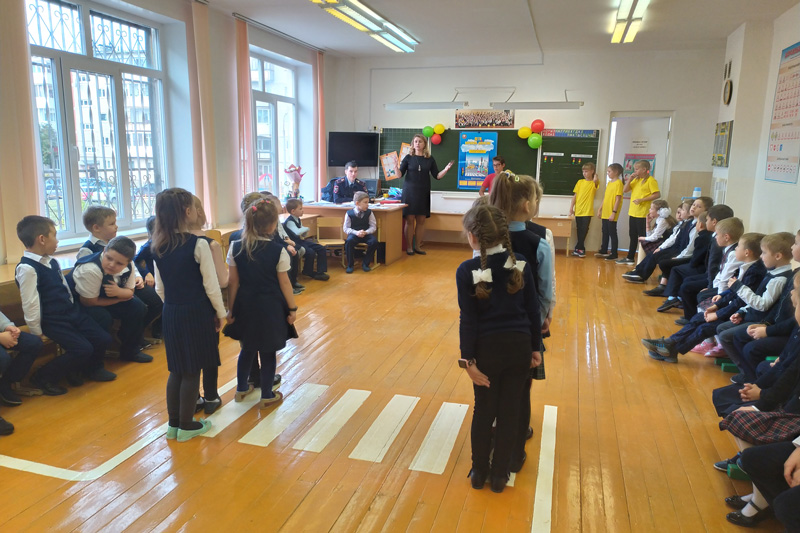 Первоклассников школ города и Каменского района торжественно принимают в пешеходы