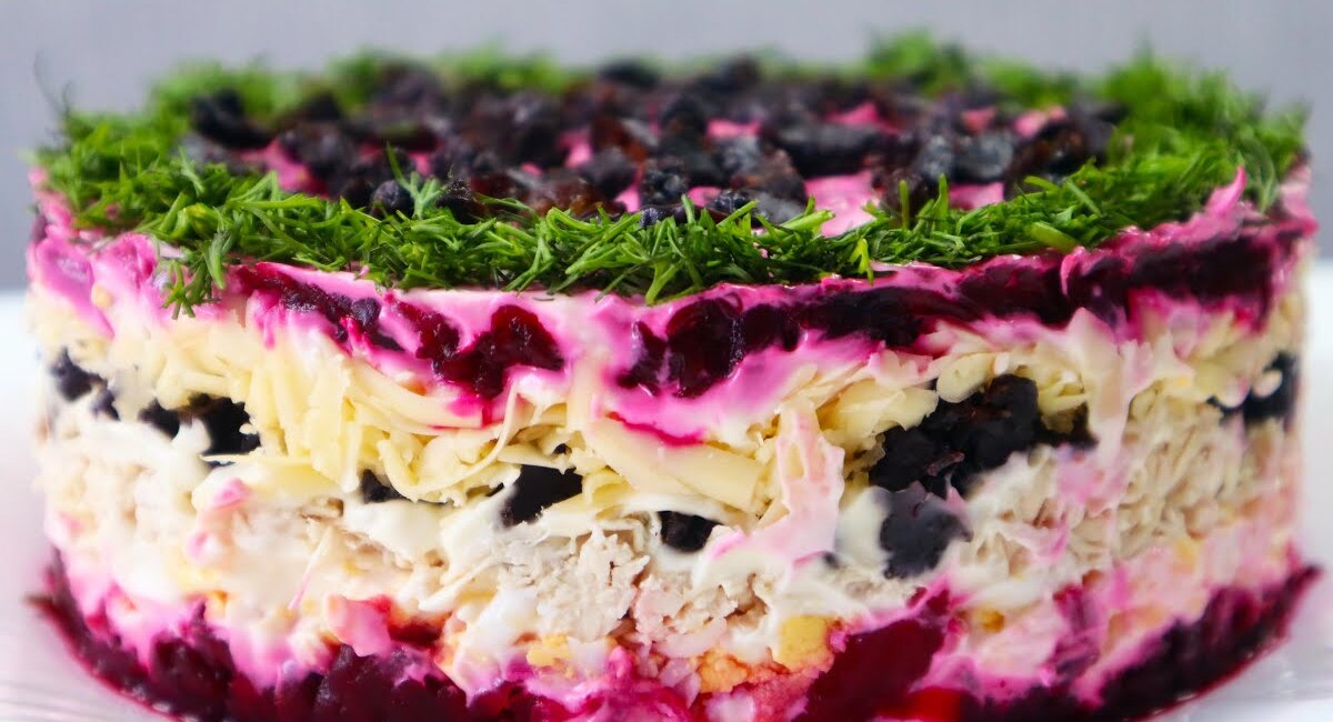 Винегрет теперь в пролете: сытный и вкусный салат со свеклой — у гостей только за ушами пищит от удовольствия