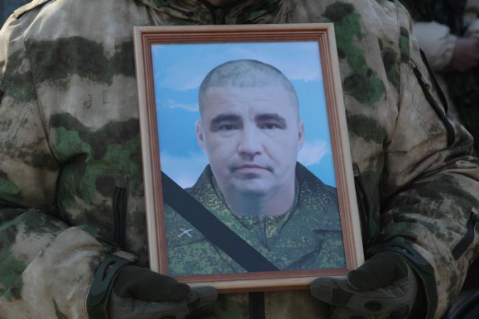 «Он отдал жизнь за наше мирное небо»: в Каменске-Уральском простились с Павлом Бабошиным — героем СВО | Каменск-Уральский проводил в последний путь героя спецоперации Павла Бабошина «Он отдал жизнь за наше мирное небо»: в Каменске-Уральском простились с Павлом Бабошиным — героем СВО | Каменск-Уральский проводил в последний путь героя спецоперации Павла Бабошина