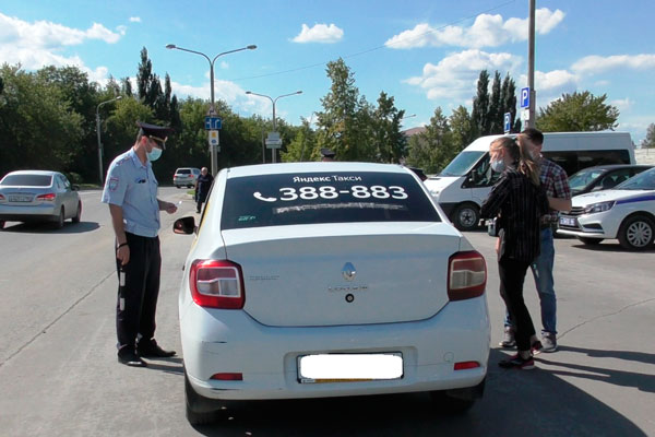 Инспекторы ГИБДД в Каменске-Уральском ловили водителей, которые подрабатывают частным извозом. У многих были нарушения
