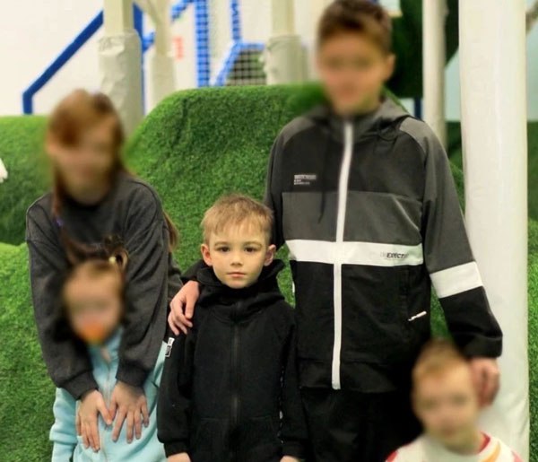 Муж опекунши, обвиняемой в убийстве ребёнка, забрал детей из реабилитационного центра 