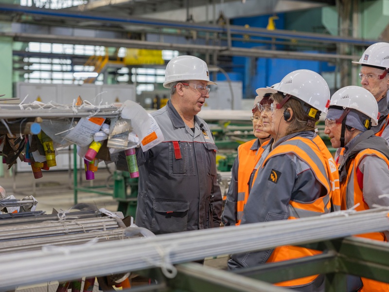 Экскурсия на завод: станьте свидетелями работы крупнейшего предприятия Каменска-Уральского | СинТЗ приглашает жителей Каменска-Уральского на экскурсии по производству