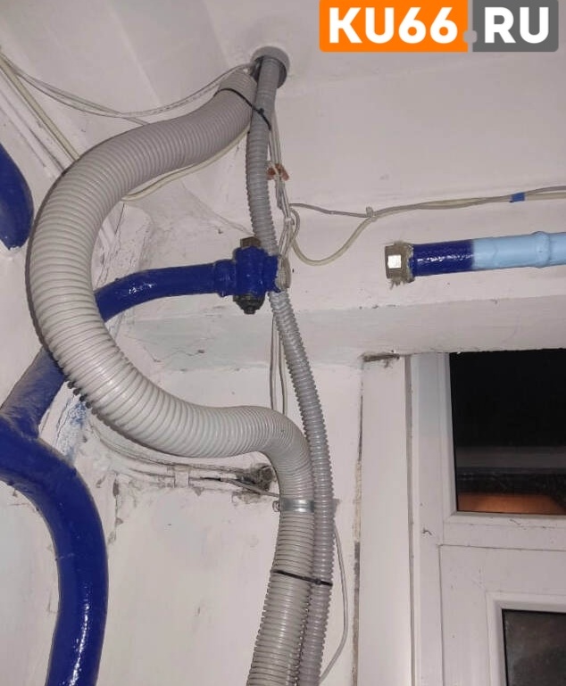 "Разобрали трубу": жители Каменска-Уральского пожаловались на безосновательное отключение газа | Жителям дома по улице Победы в Каменске-Уральском отключили газ