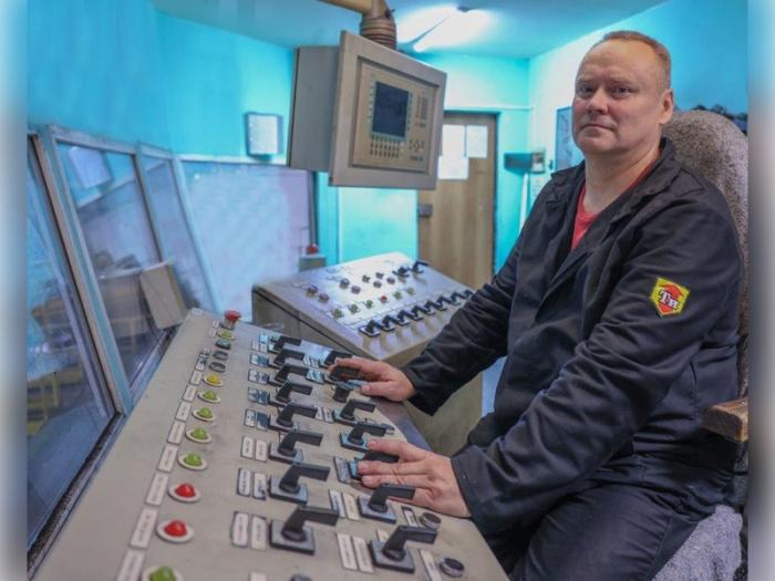 Почетный знак получил легенда производства: сотрудник СинТЗ удостоен высшей награды Урала | Вальцовщик СинТЗ Леонид Волков награжден знаком "Трудовая доблесть Урала"