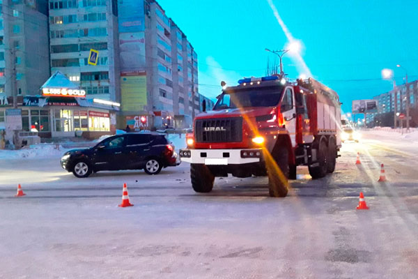 Спасатели будут приезжать позже? После ДТП с пожарной машиной в Каменске сотрудникам МЧС запретили мчаться на красный