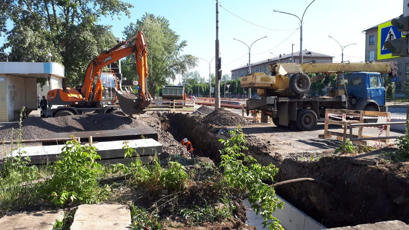 Перекресток «Калинина — Октябрьская» - только в объезд! В Каменске-Уральском коммунальщики начали работы на оживленном участке дороги