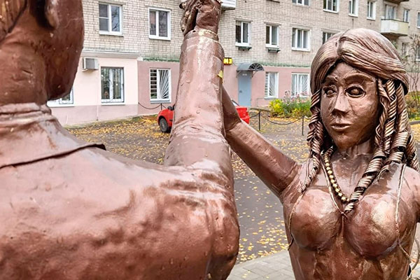 Жителей Нижегородской области напугал памятник молодоженам у ЗАГСа Жителей Нижегородской области напугал памятник молодоженам у ЗАГСа