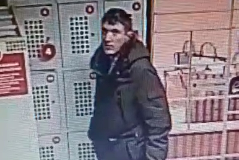 Забрал пакет с 4000 рублей из шкафчика магазина и скрылся. Полицейские Каменска-Уральского ищут мужчину, подозреваемого в краже