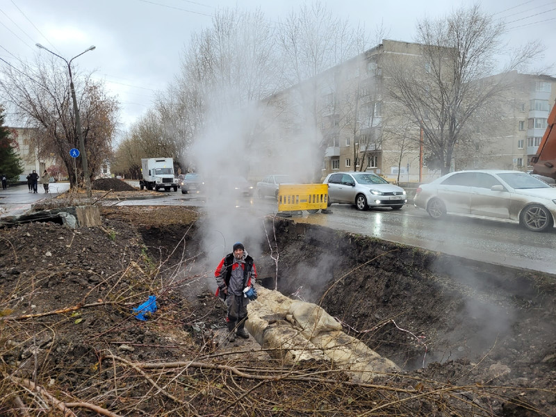 В Каменске-Уральском на месте коммунальной аварии бьет фонтан горячей воды. ВИДЕО