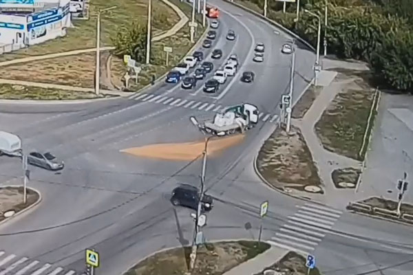 Накануне в Каменске-Уральском грузовик рассыпал на перекрестке пшеницу