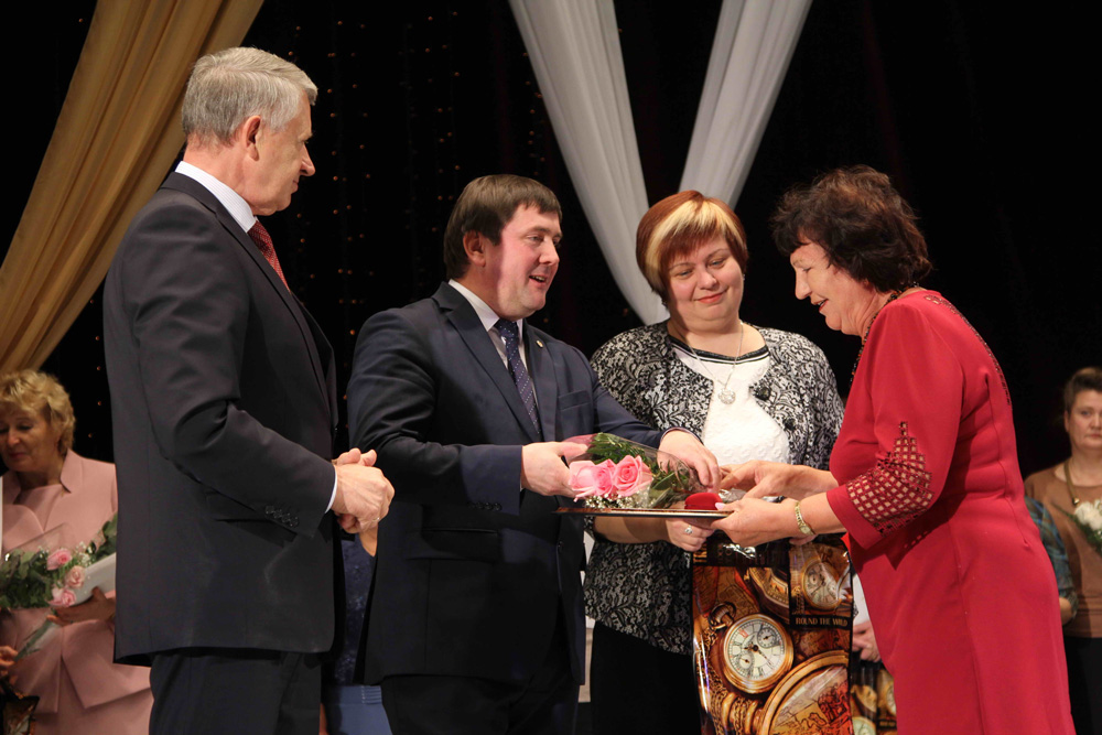 «Радуюсь, когда все на рабочих местах». Как в Каменске-Уральском педагогов поздравляли — вручали министерские награды и благодарили за труд