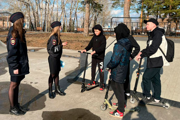 «Внимание, дети на велосипедах!» Инспекторы ГИБДД и ПДН провели совместный рейд в скейт-парке для подростков