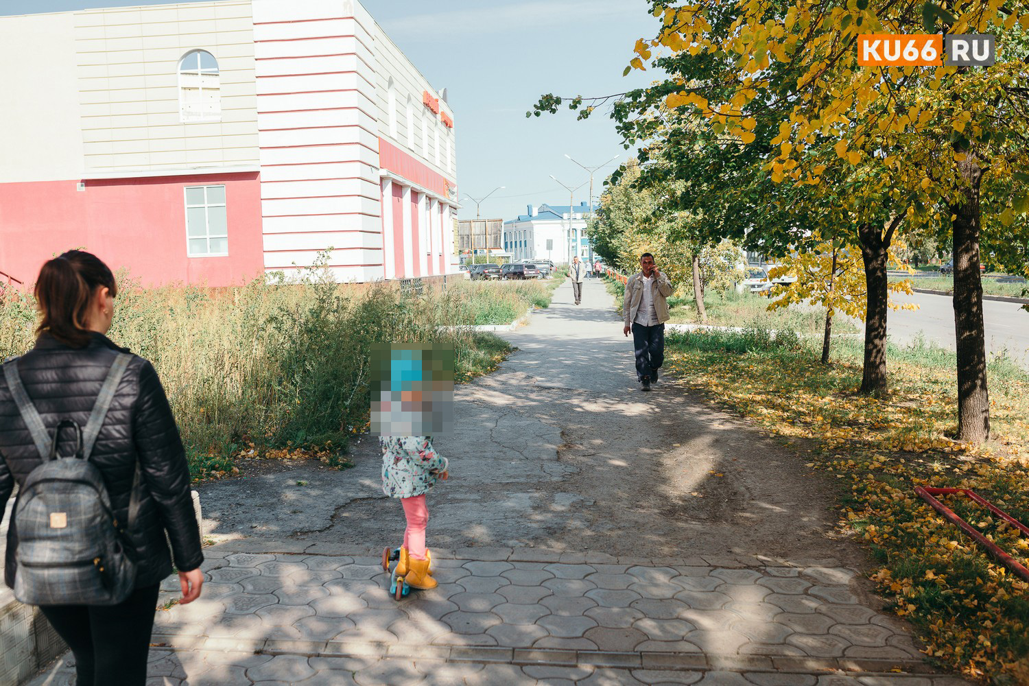 «Главные ворота города в грязи, а старые киоски портят вид». Жителя Каменска-Уральского ужаснуло состояние привокзальной территории