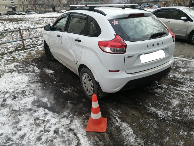 Инспекторы ГИБДД ищут виновника аварии – на днях он протаранил Лада-XRAY во дворе дома по ул. Октябрьская в Каменске-Уральском и скрылся Инспекторы ГИБДД ищут виновника аварии – на днях он протаранил Лада-XRAY во дворе дома по ул. Октябрьская в Каменске-Уральском и скрылся