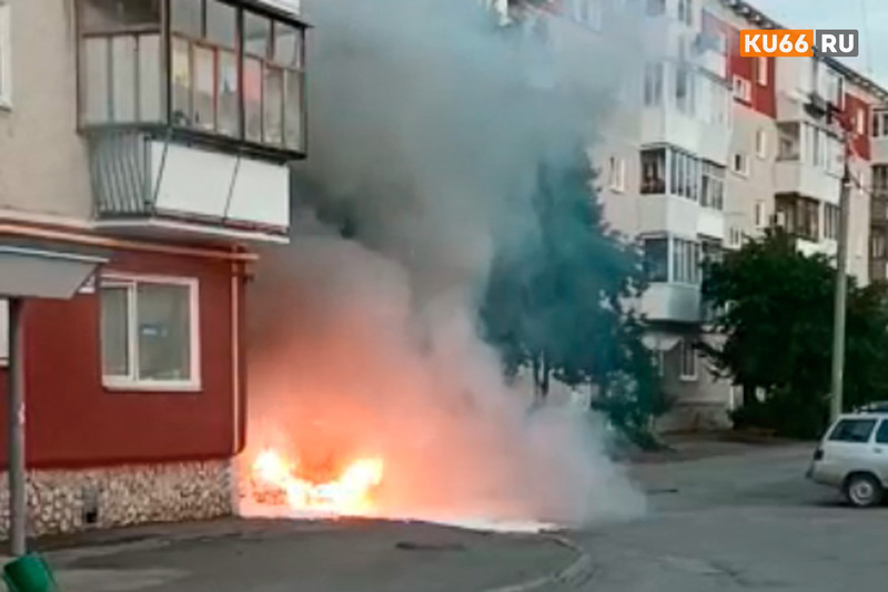 Ранним утром в Каменске-Уральском сгорела иномарка BMW 3. ВИДЕО