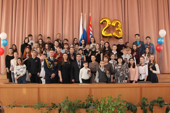 Несколько десятков юных жителей Каменска-Уральского получили паспорта в мэрии. Денис Миронов: «Будьте достойными гражданами...»