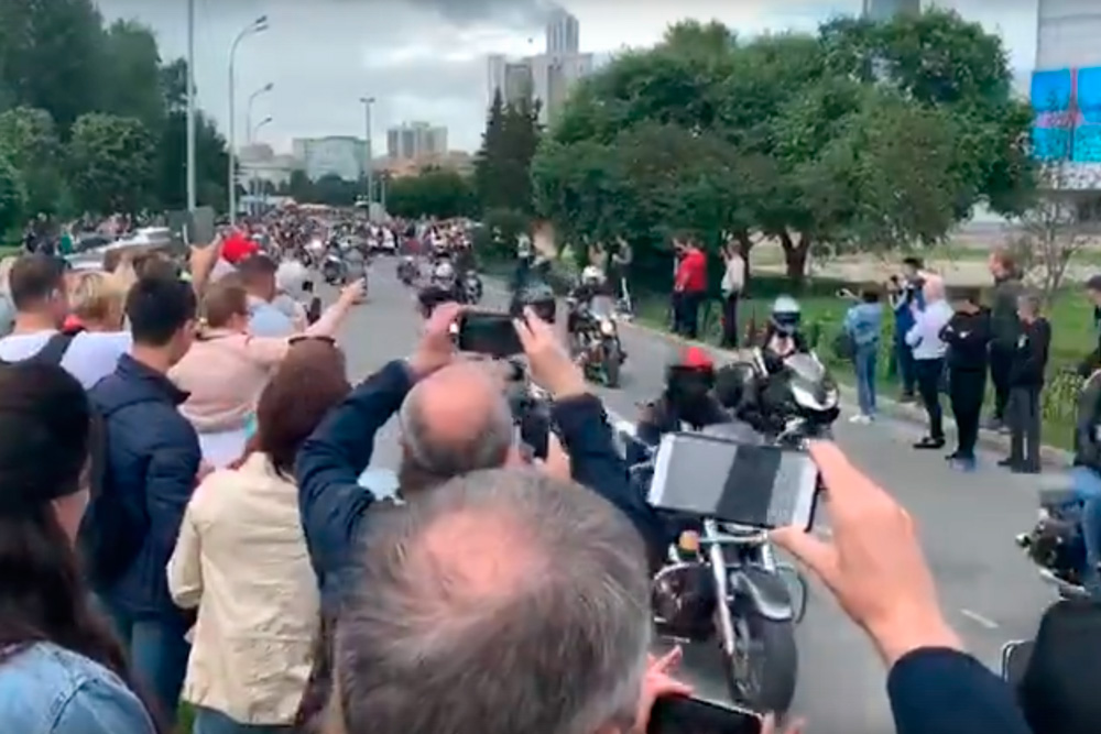 Байкеры решили ответить на «город бесов» Соловьева возле резиденции Куйвашева. ВИДЕО