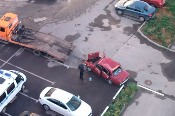 В Каменске-Уральском неизвестные на глазах владельца час разбивали автомобиль ВИДЕО