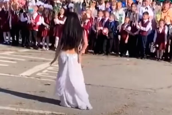 Хабаровскую школу проверят после танца живота от учительницы на линейке