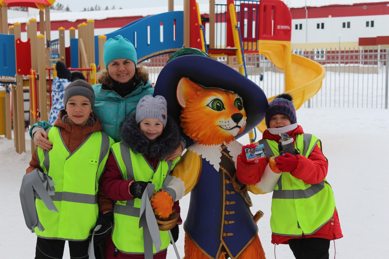 Юные инспекторы движения нагрянули в парк «Космос» в Каменске-Уральском и вмиг собрали вокруг себя маленьких посетителей и их родителей
