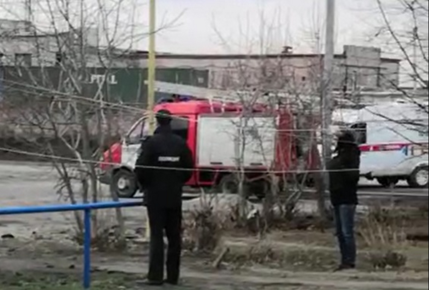 Бомба? Спецслужбы оцепили двор дома № 8 по улице Слесарей в Каменске-Уральском, к месту съехались полиция, медики, взрывники...