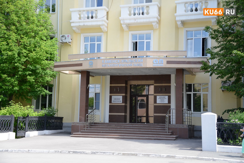 Рабочие КУМЗа обратились к юристу с просьбой защитить их права — руководство обязывает ставить прививку от короны и грозит отстранением