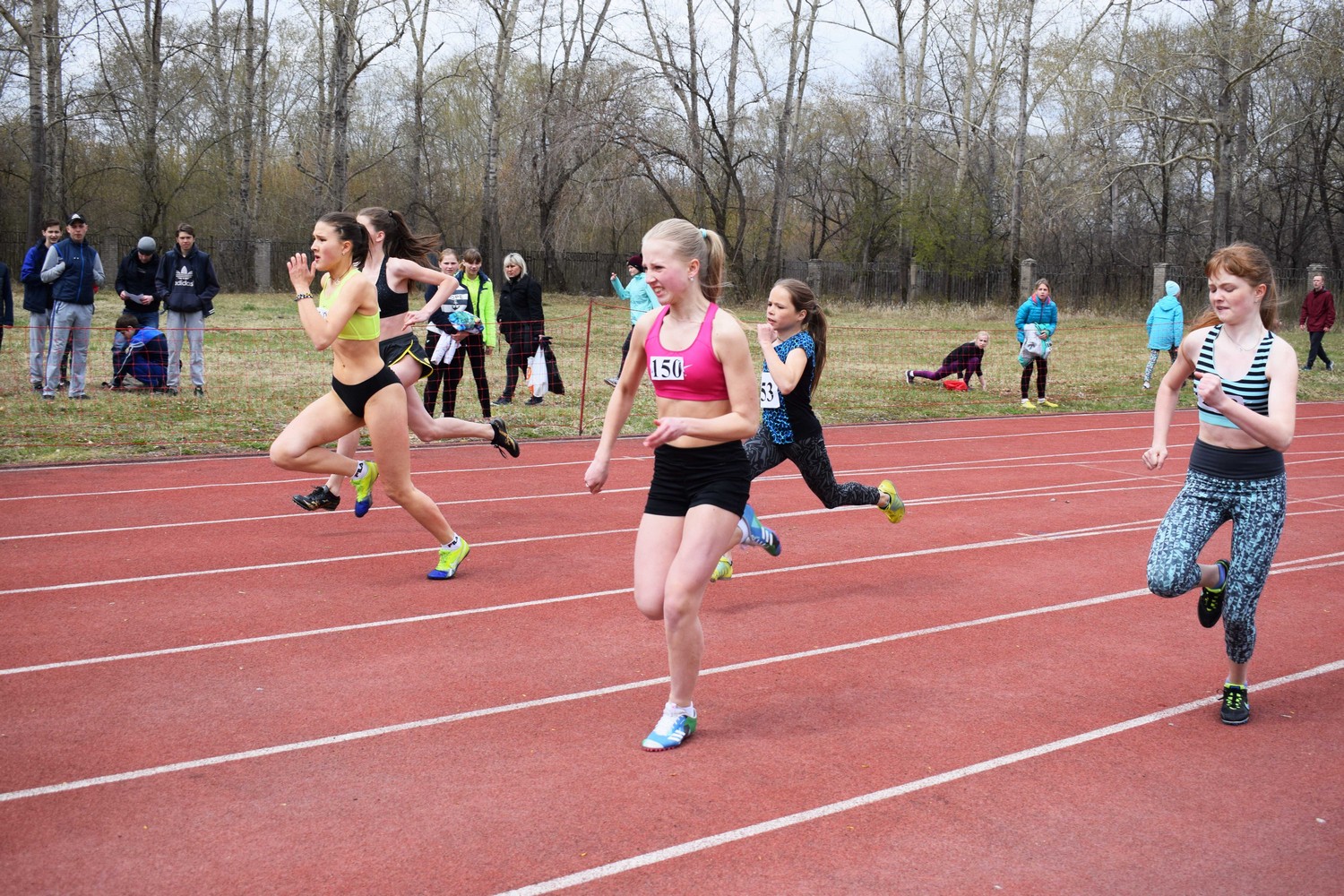 Ох уж эта нелегкая легкая атлетика: школы Каменска-Уральского выявляли лучших спортсменов среди своих учеников. Кто поставил рекорды?