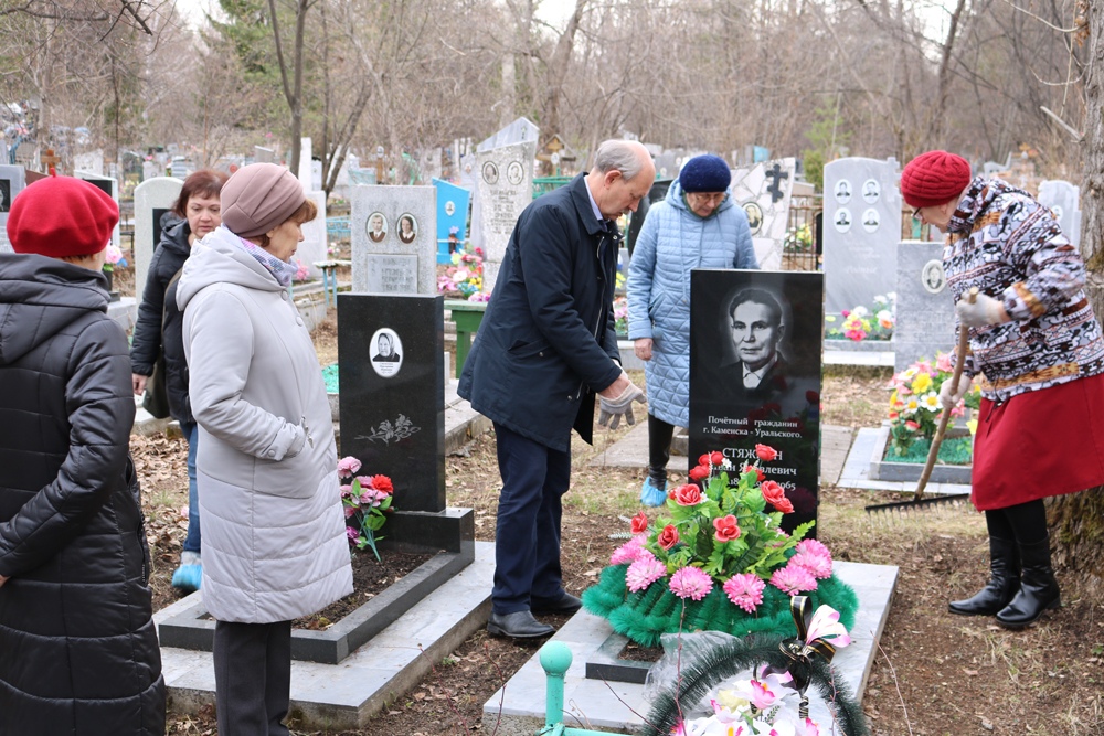 Основателя краеведческого музея Каменска-Уральского его нынешние сотрудники в день рождения учреждения почтили у могилы на кладбище