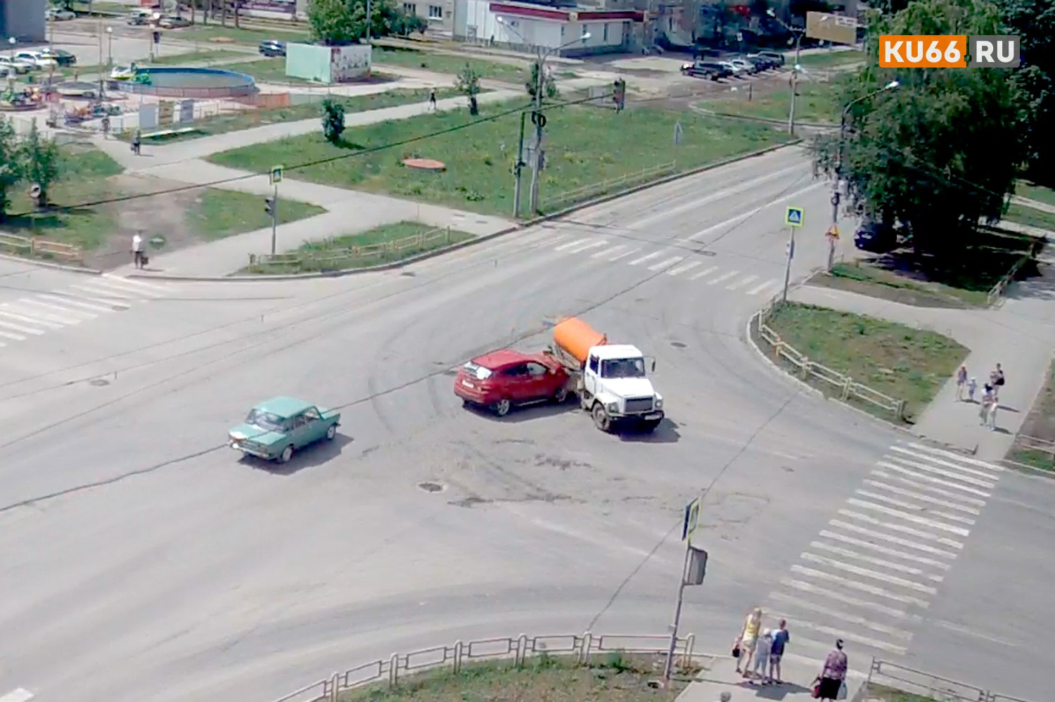 На проблемном перекрестке в Каменске-Уральском очередное ДТП: после столкновения с ассенизатором кроссовер пришлось эвакуировать