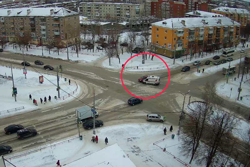 Машина «скорой», которая мчалась по вызову со спецсигналом, протаранила легковушку на перекрестке ул. Кунавина и пр. Победы в Каменске