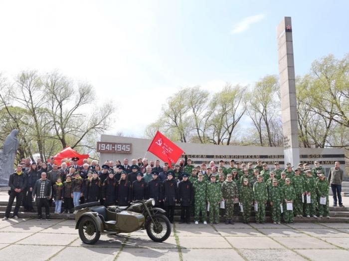 Уникальные экспонаты пополнили Краеведческий музей Каменска-Уральского | Копию Знамени Победы передали в Краеведческий музей Каменска-Уральского