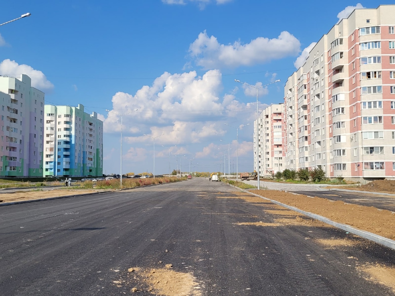 В Каменске-Уральском заканчивают работы на улице Героев Отечества В Каменске-Уральском заканчивают работы на улице Героев Отечества