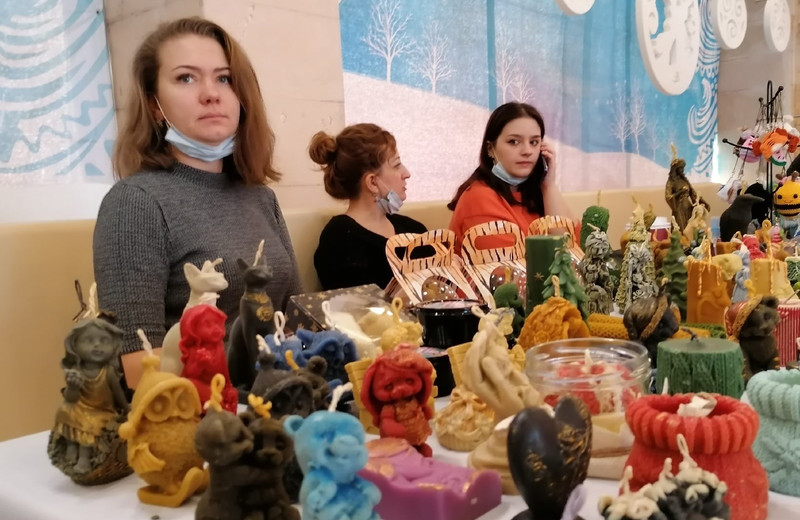 Ремесленники из Свердловской, Челябинской и Курганской областей в каменском СКЦ показали свои поделки. Перед новым годом есть что посмотреть
