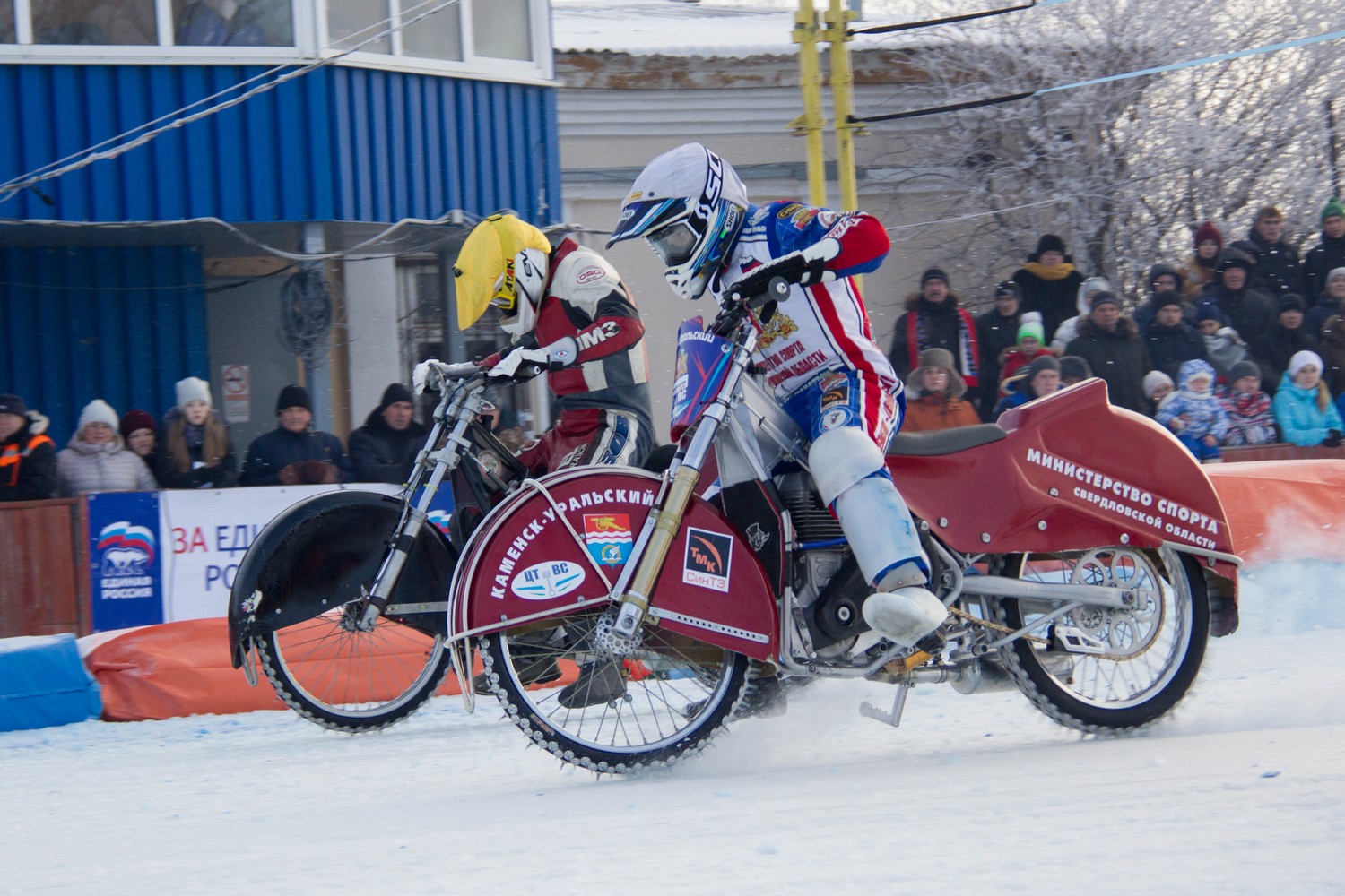 Гудели, рычали, гоняли… Как это было: несмотря на мороз, мы провели с мотогонщиками на стадионе «Металлург» в Каменске-Уральском весь день