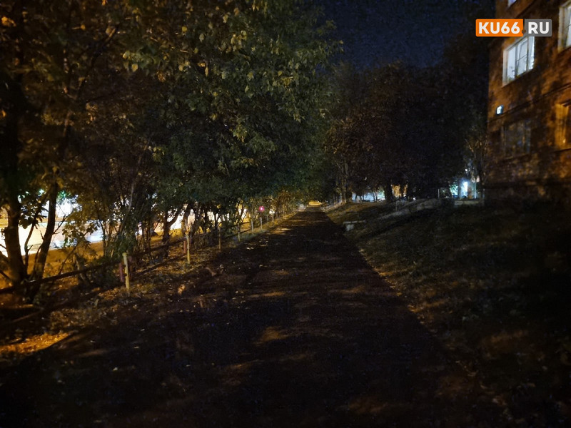 В сквере по улице Алюминиевая в Каменске-Уральском долгие годы отсутствует освещение