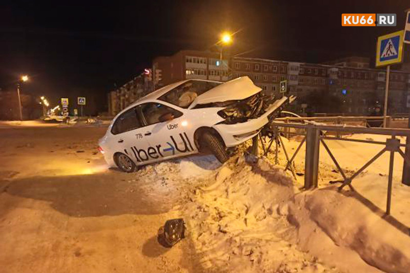 Автомобили такси «Яндекс» и «Uber» жестко столкнулись на ул. Суворова в Каменске-Уральском из-за резкого разворота невнимательного водителя