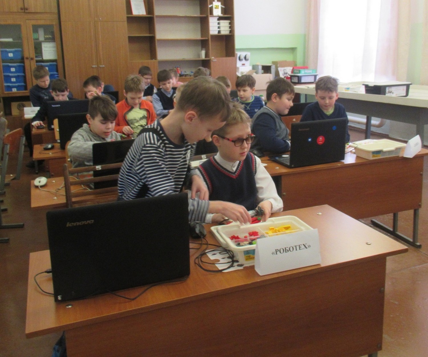 Участников больше, соперничество жестче: в Каменске-Уральском состязались ребята, увлеченные робототехникой. Много начинающих