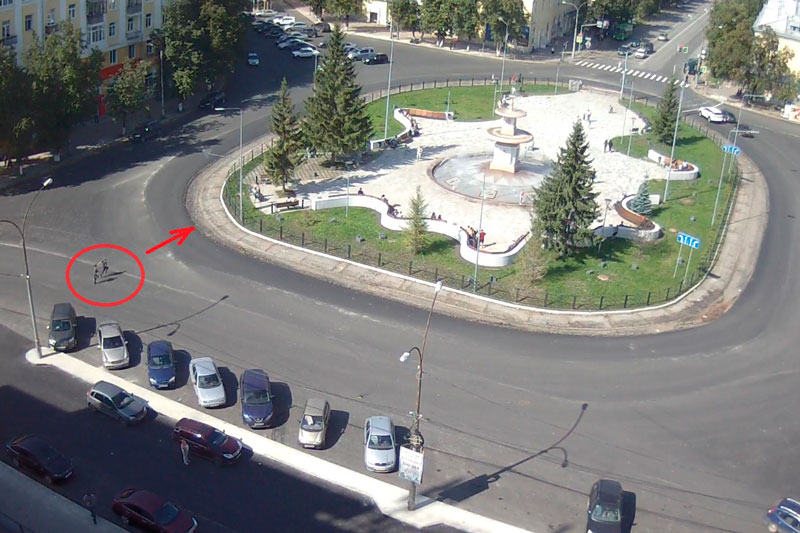 Из-за несогласованности действий мэрии и ГИБДД у отремонтированного фонтана в Каменске пешеходы ходят по дороге с риском для жизни