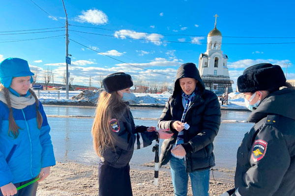 Взмахнули жезлом женщины-инспекторы: в канун Дня защитника Отечества на обочинах Каменска дежурили те, кого редко встретишь на дорогах Взмахнули жезлом женщины-инспекторы: в канун Дня защитника Отечества на обочинах Каменска дежурили те, кого редко встретишь на дорогах